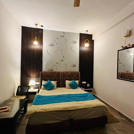 Shivjot Hotel Kharar Esterno foto
