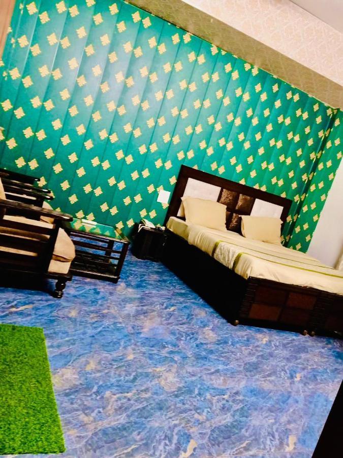 Shivjot Hotel Kharar Esterno foto