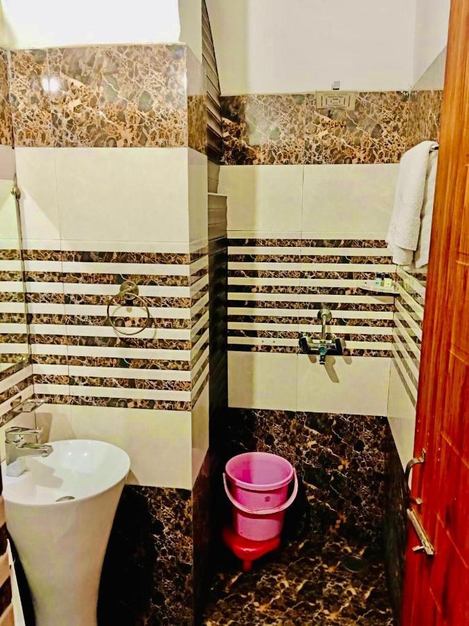 Shivjot Hotel Kharar Esterno foto