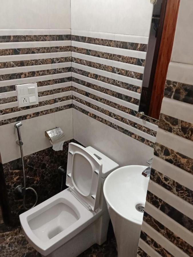 Shivjot Hotel Kharar Esterno foto