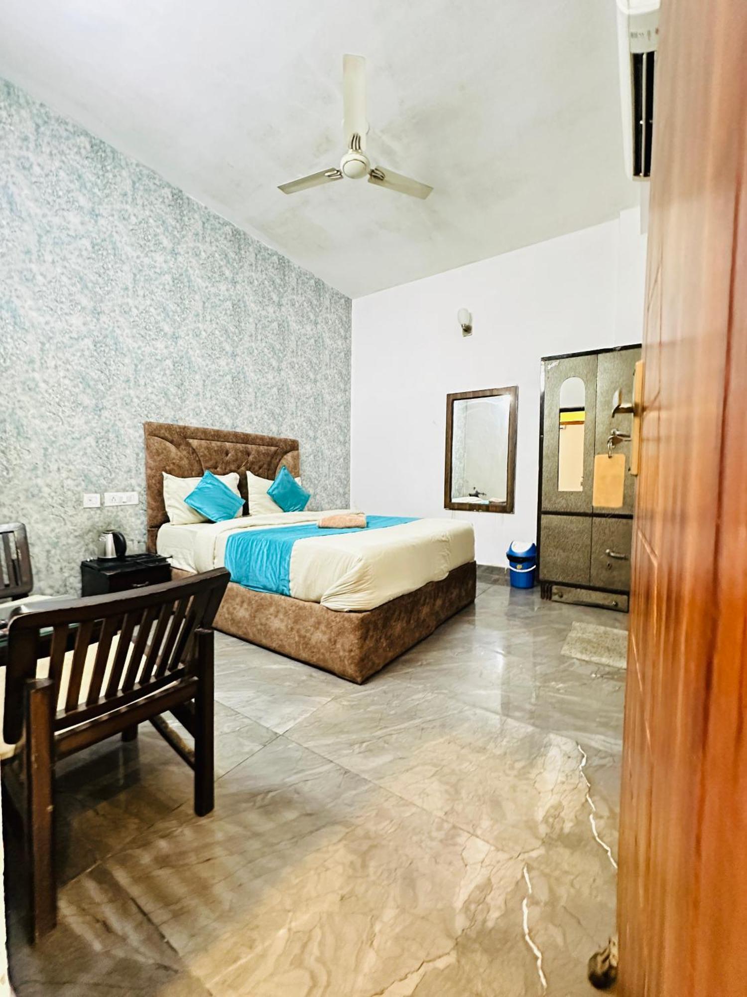 Shivjot Hotel Kharar Esterno foto