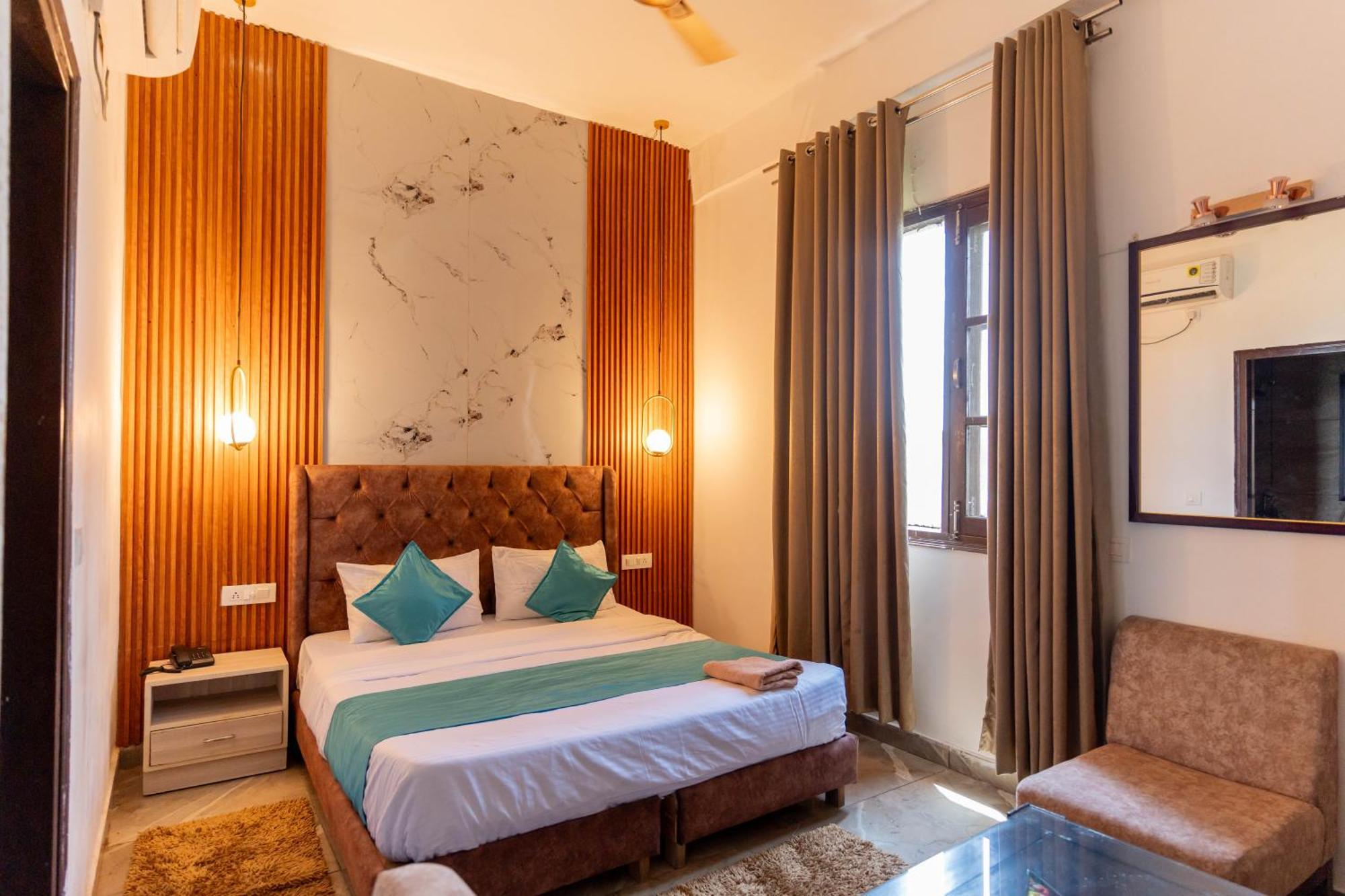 Shivjot Hotel Kharar Esterno foto